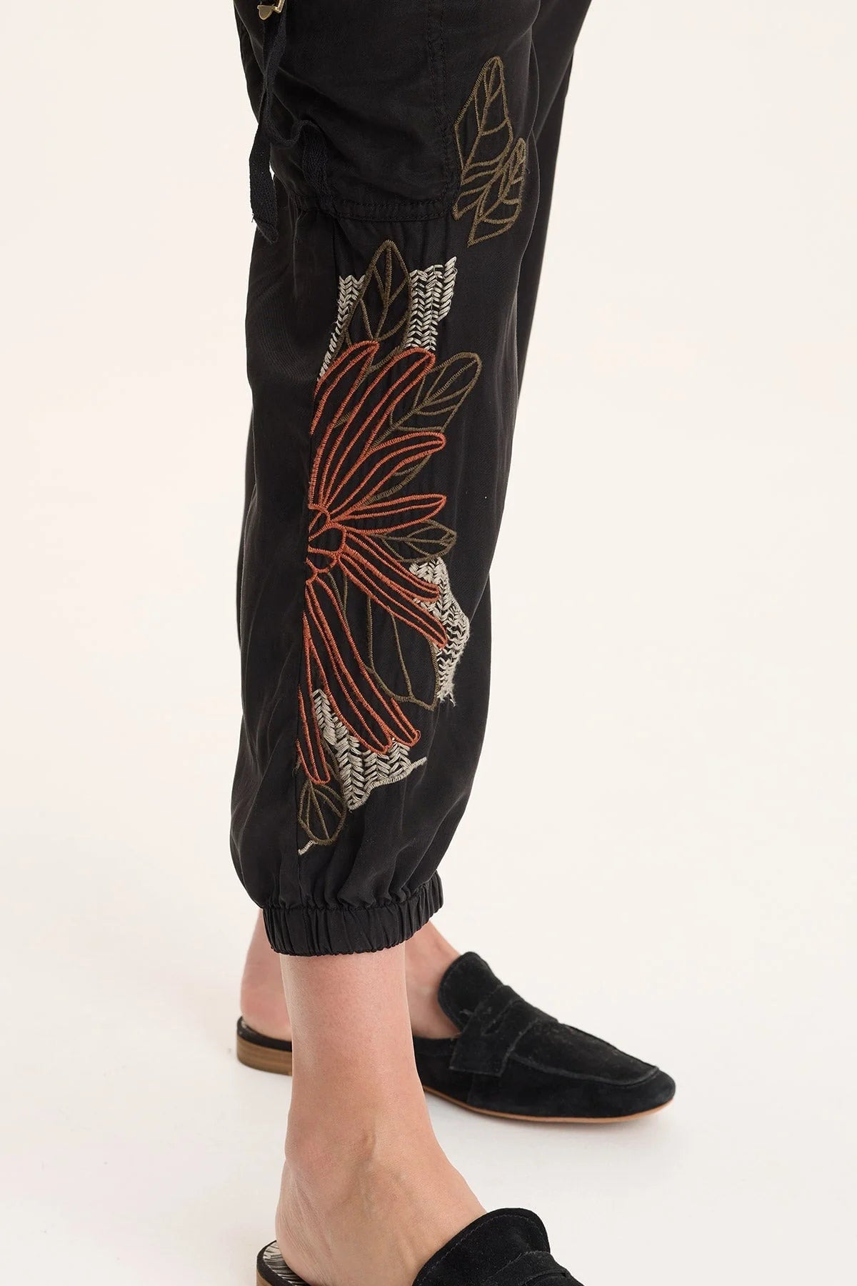 XCVI DARRI EMBROIDERED PULL-ON SOFT TWILL JOGGER BLACK