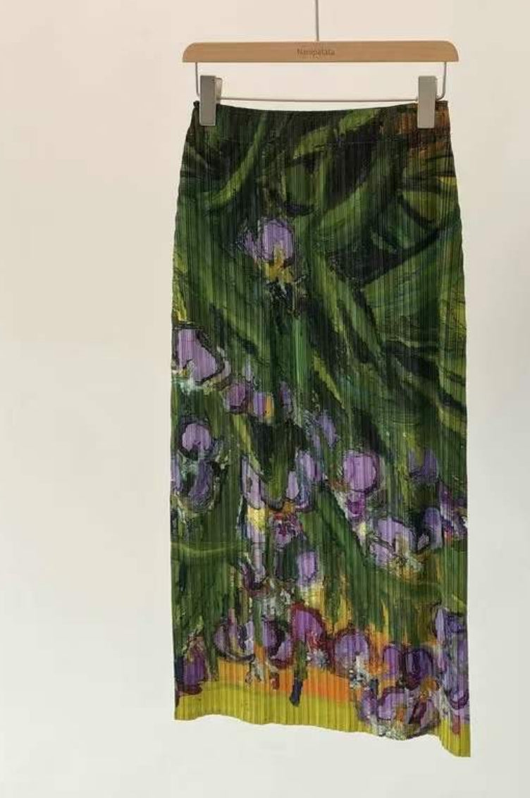 A midi skirt with Iris flower print 