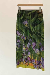 A midi skirt with Iris flower print 