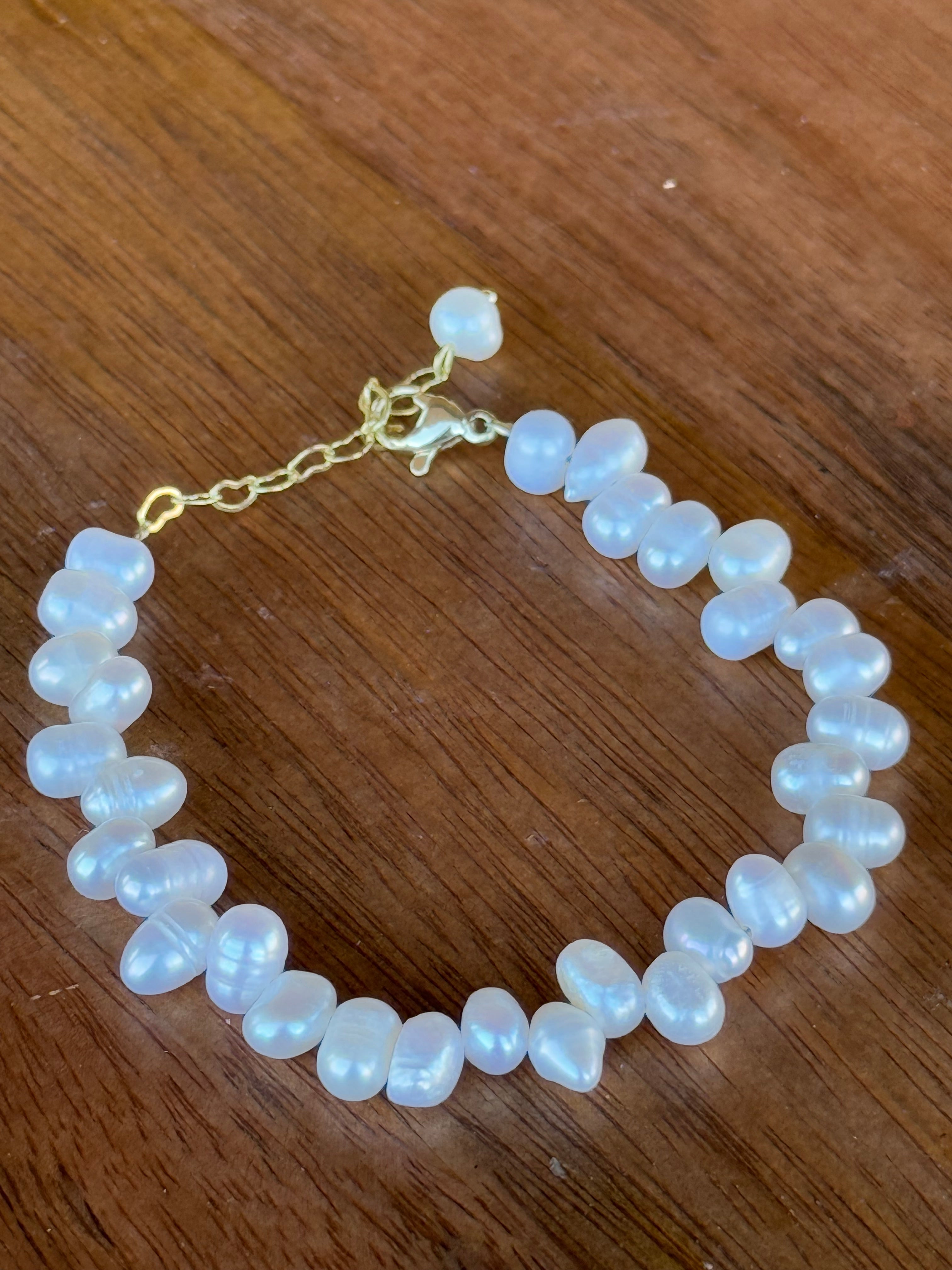 Classic Freshwater Pearl Bracelet with Gold Chain Closure