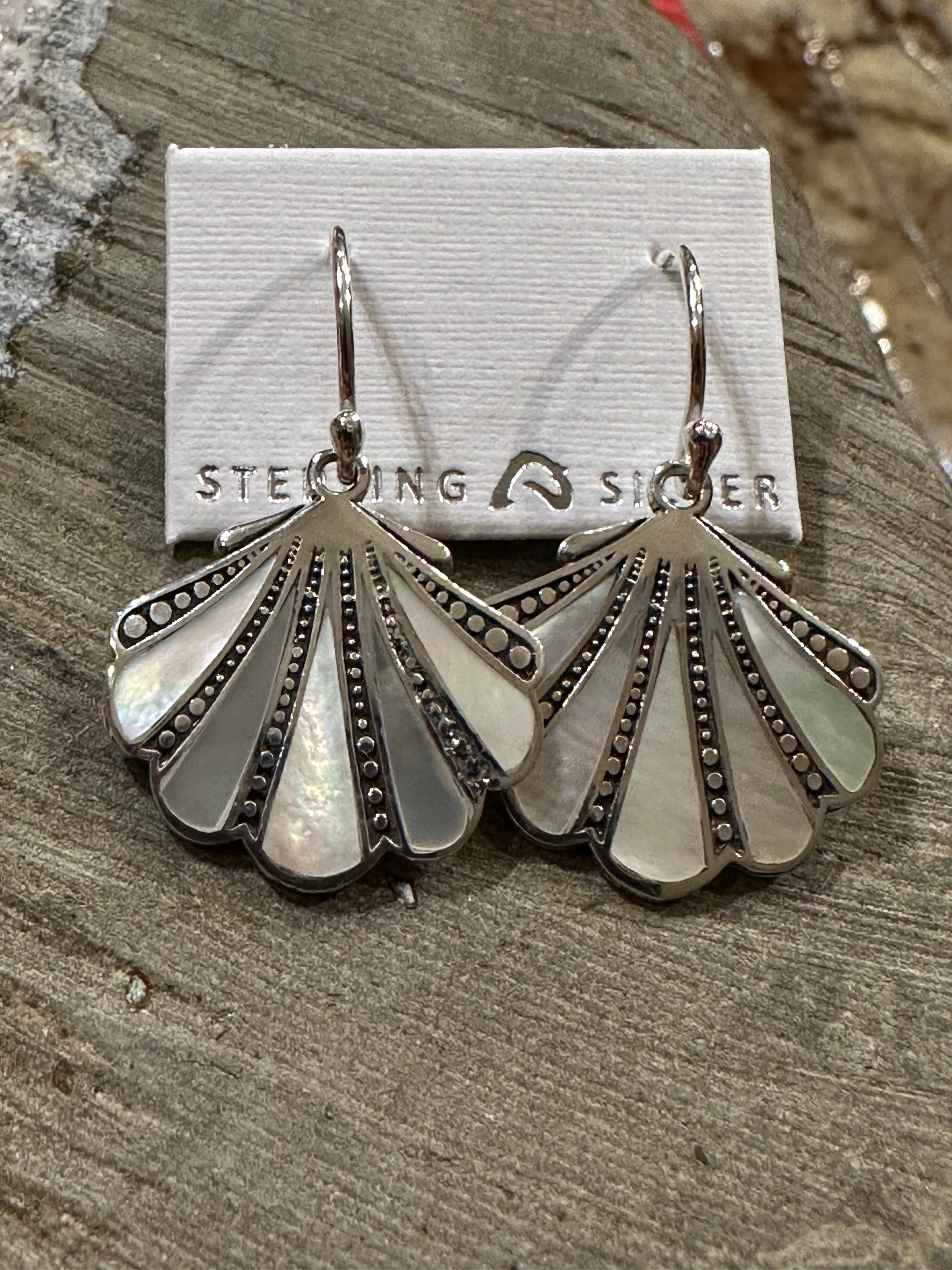 AYUN SHELL STERLING SILVER EARING